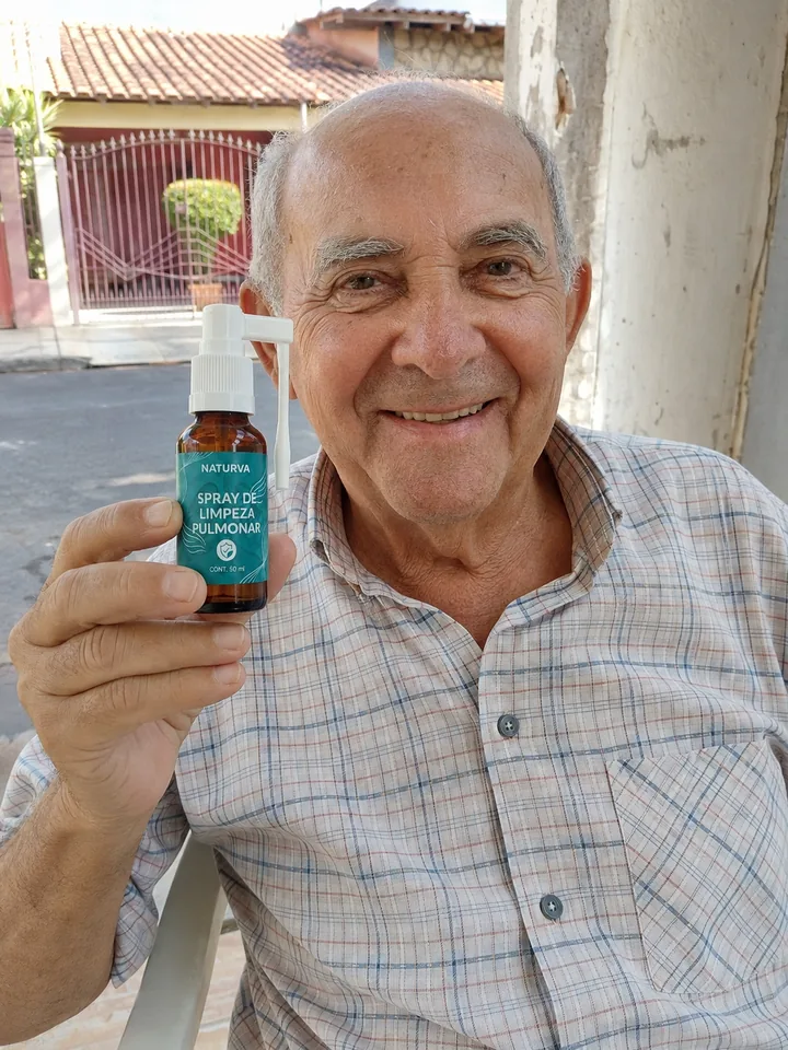 Cliente sentado na varanda segurando o frasco do Naturva™ Spray de Limpeza Pulmonar